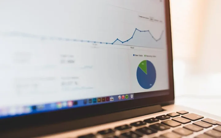 Consulenza SEO il computer mostra la grafica del posizionamento web